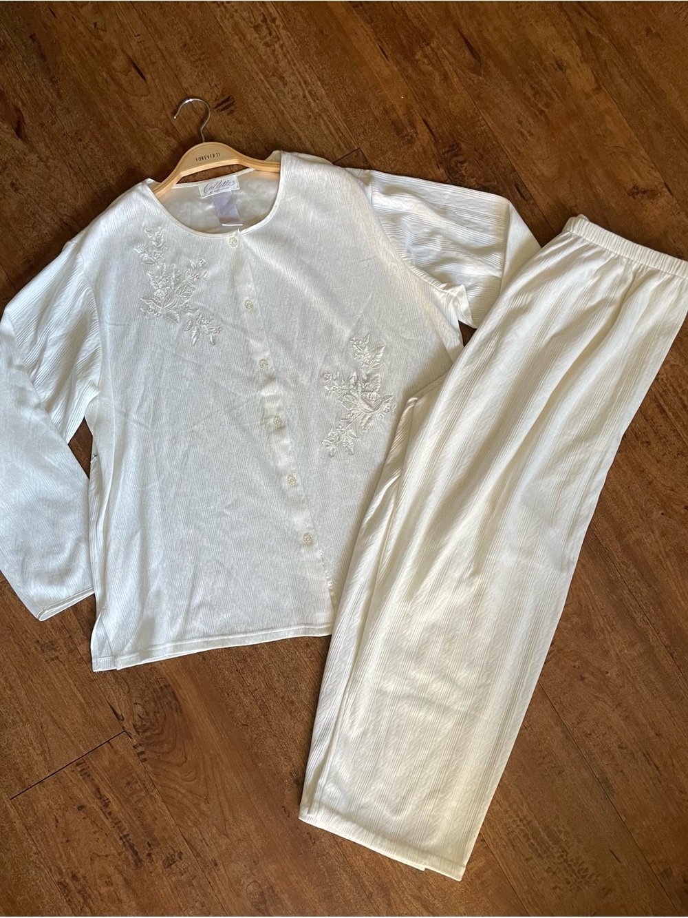 Vintage Colette by Miss Elaine Floral Embroidered cream pajama set Sz L